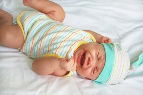 rodzic uspokaja marudzące niemowlę