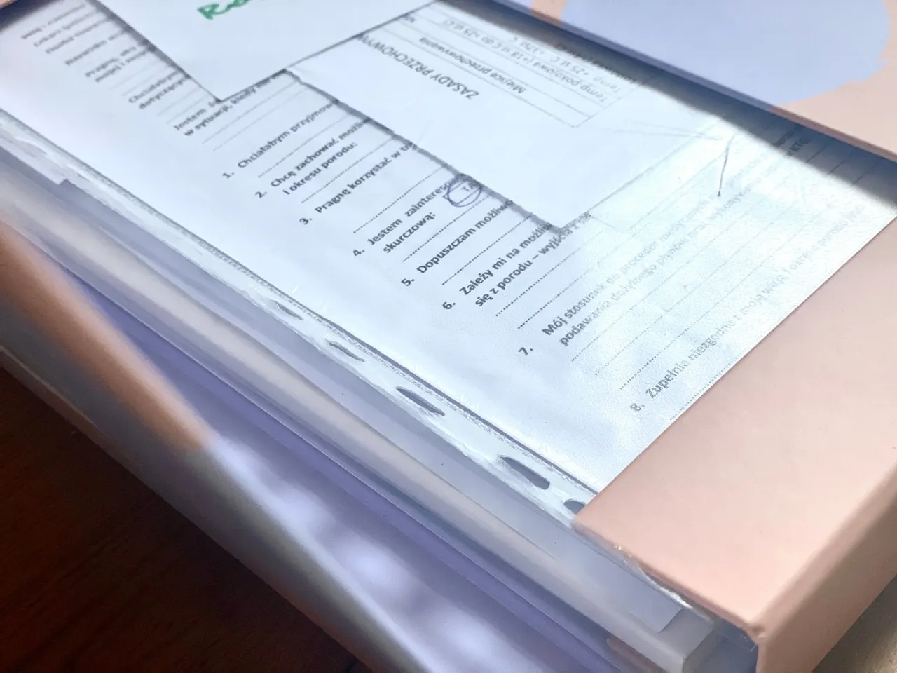 Dokumentacja medyczna do ZUS, teczka z dokumentami, historia choroby