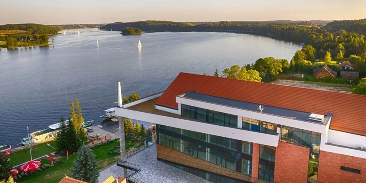 Hotel nad jeziorem udogodnienia basen SPA rodzina