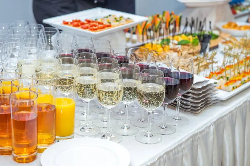 aranżacja stołu z napojami bezalkoholowymi na wesele