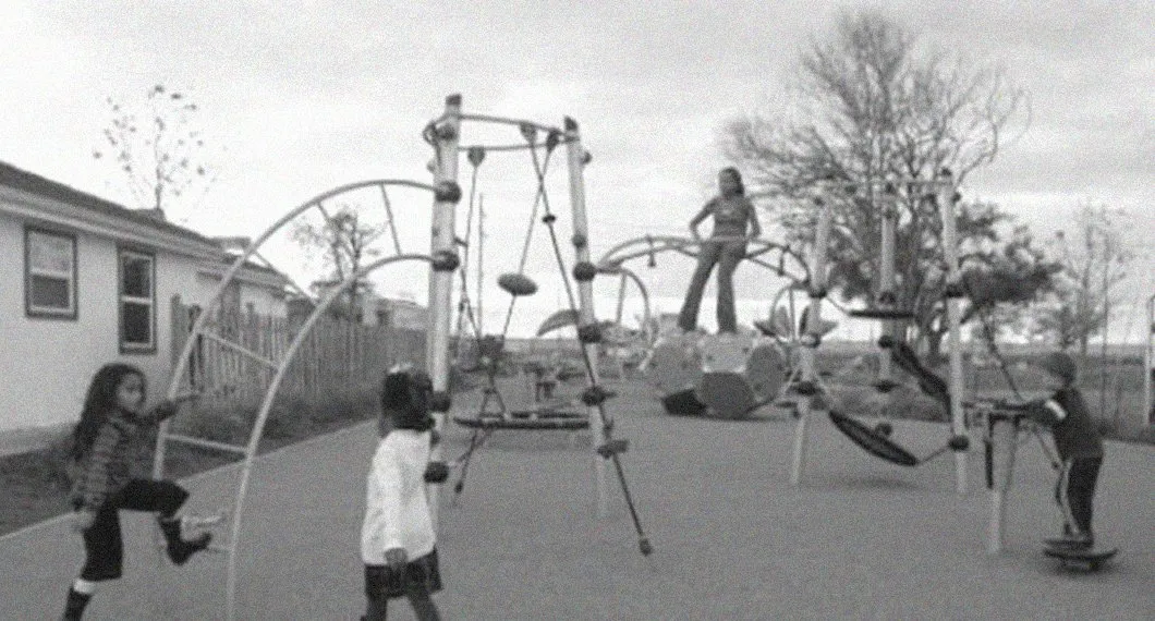 dzieci na placu zabaw w różnym wieku