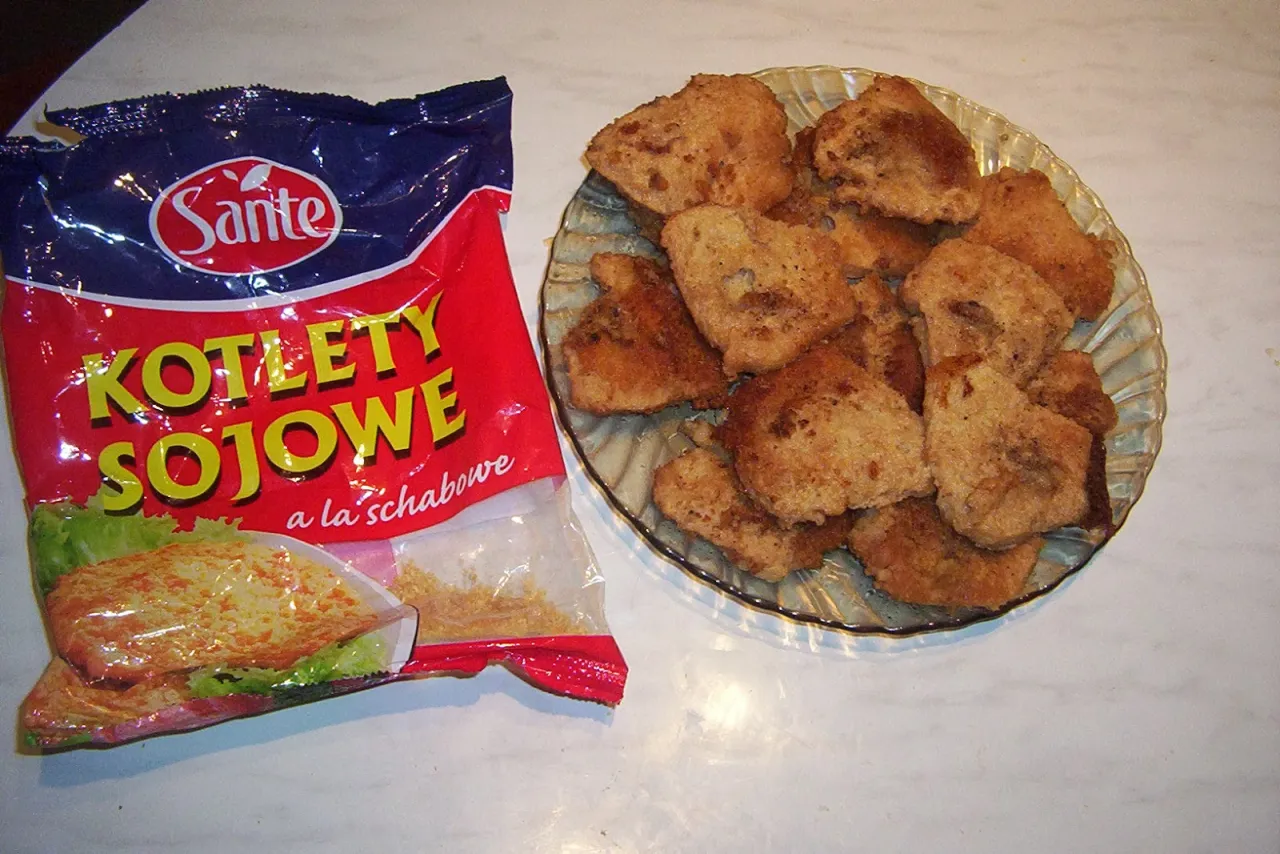 Kotlety sojowe Sante a la schabowe na talerzu, obok opakowanie.