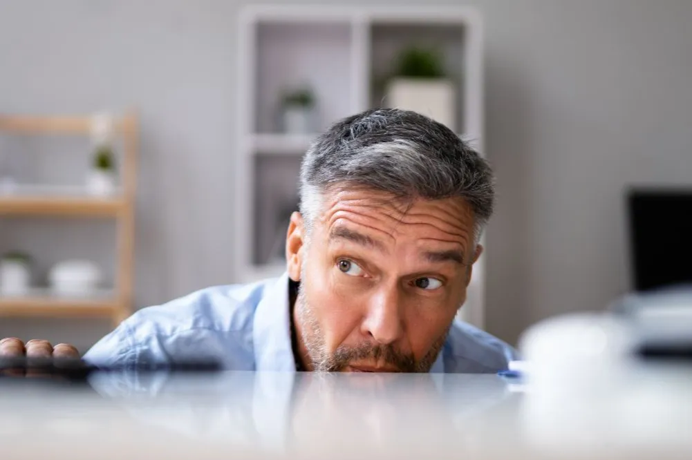 osoba unikająca spotkania towarzyskiego