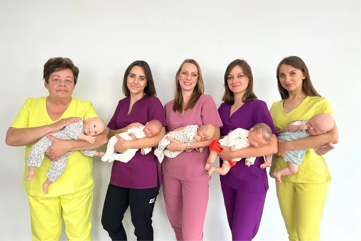 Porównanie kursów online i stacjonarnych opieki nad dziećmi