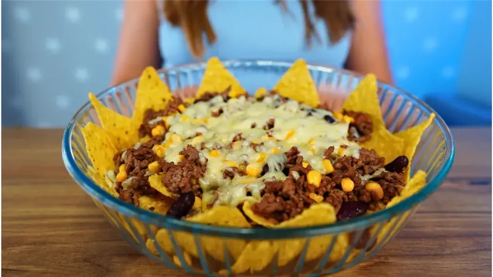 Przysmak Świętokrzyski jako nachos z serem i mięsem