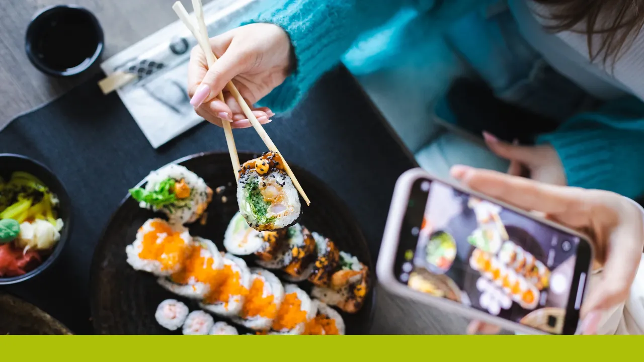 Różne platformy mediów społecznościowych dla cateringu (Facebook, Instagram, TikTok) z przykładami postów