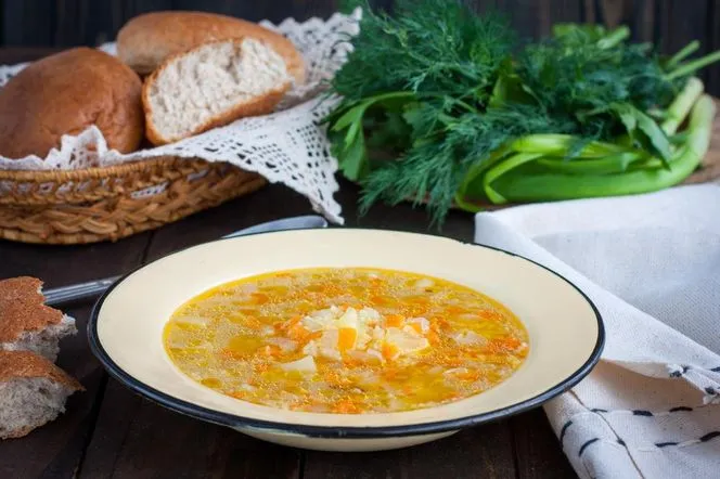 zupa zacierkowa gotowa na talerzu