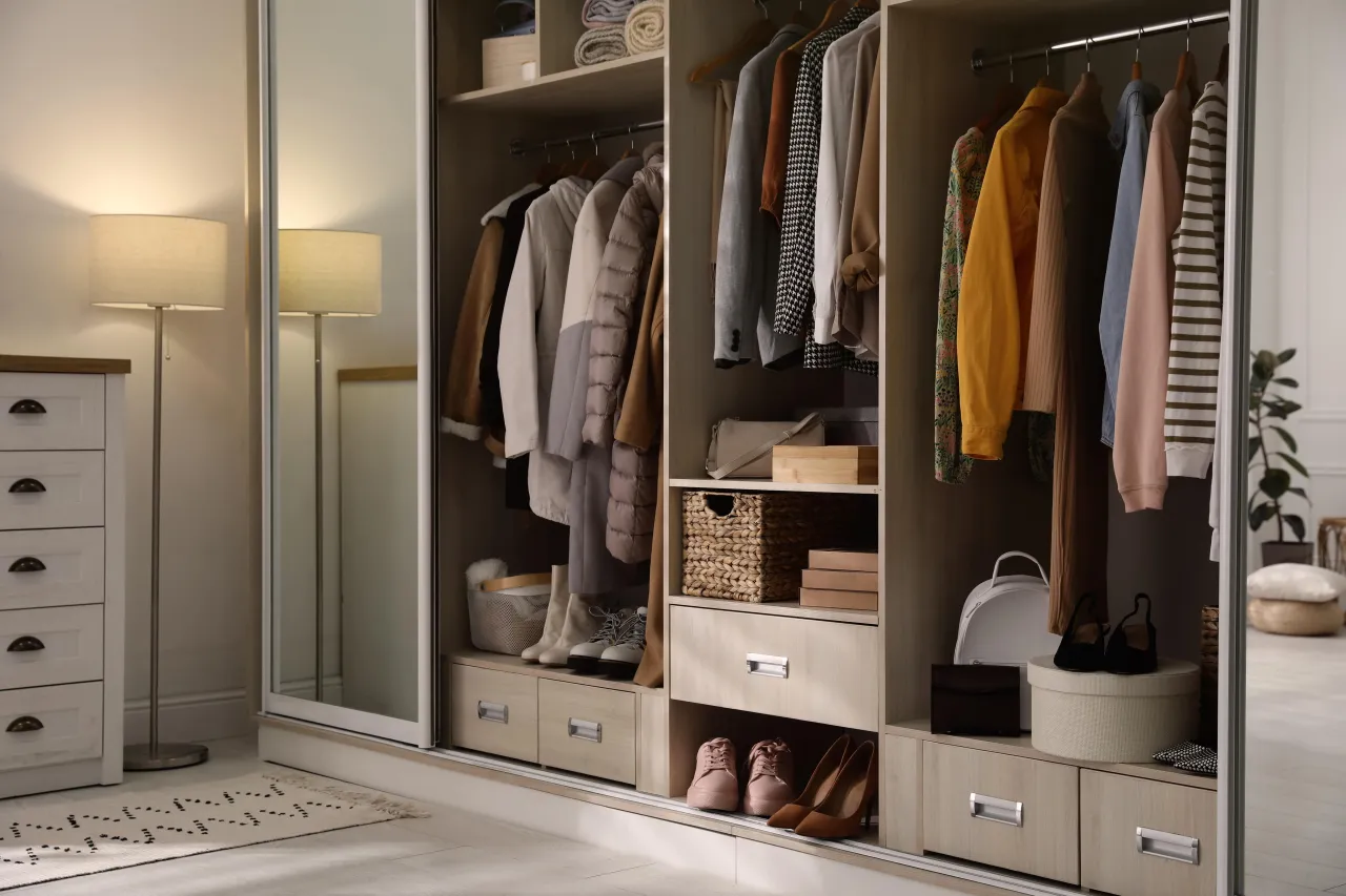 Wnętrze szafy przesuwnej z prowadnicami