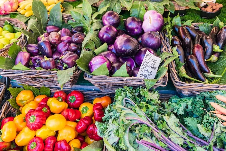 Kolorowe warzywa w koszyku na targu