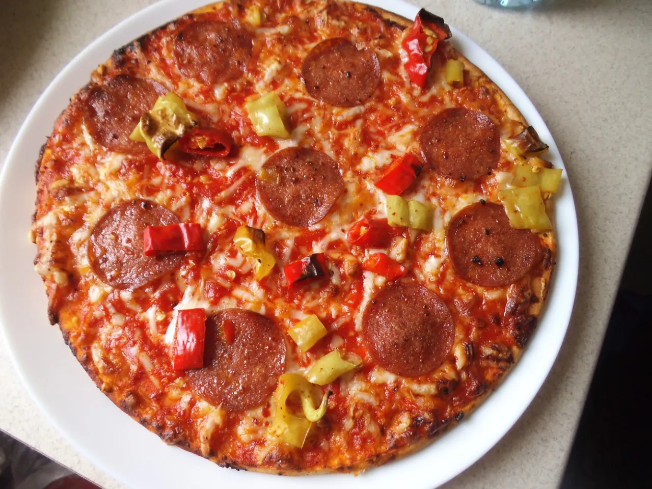 pizza z salami pepperoni i chorizo por&oacute;wnanie