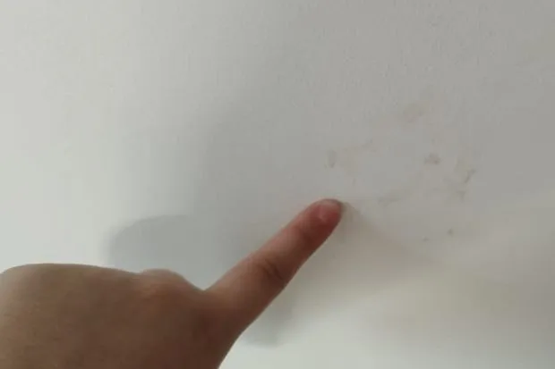 tłuste plamy na ścianie
