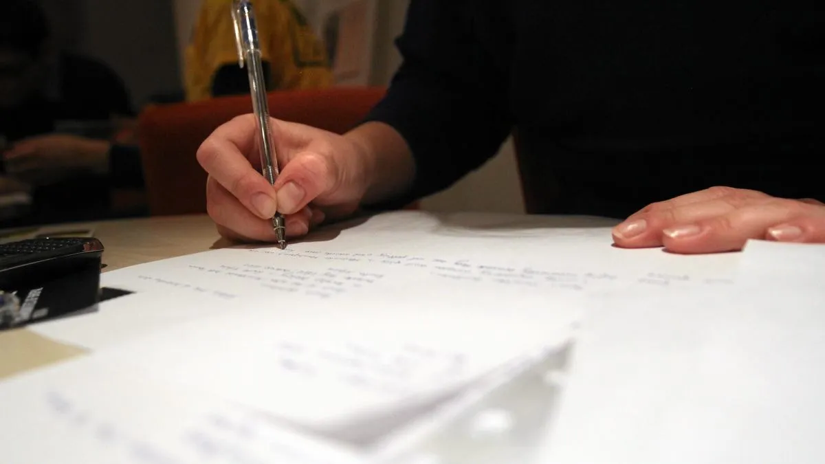 rodzic pisze wniosek, ręka pisząca list, argumentacja