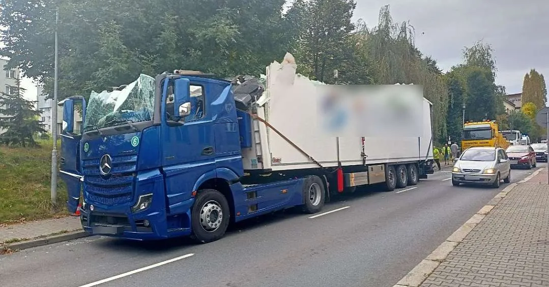 ciężar&oacute;wka pod niskim wiaduktem