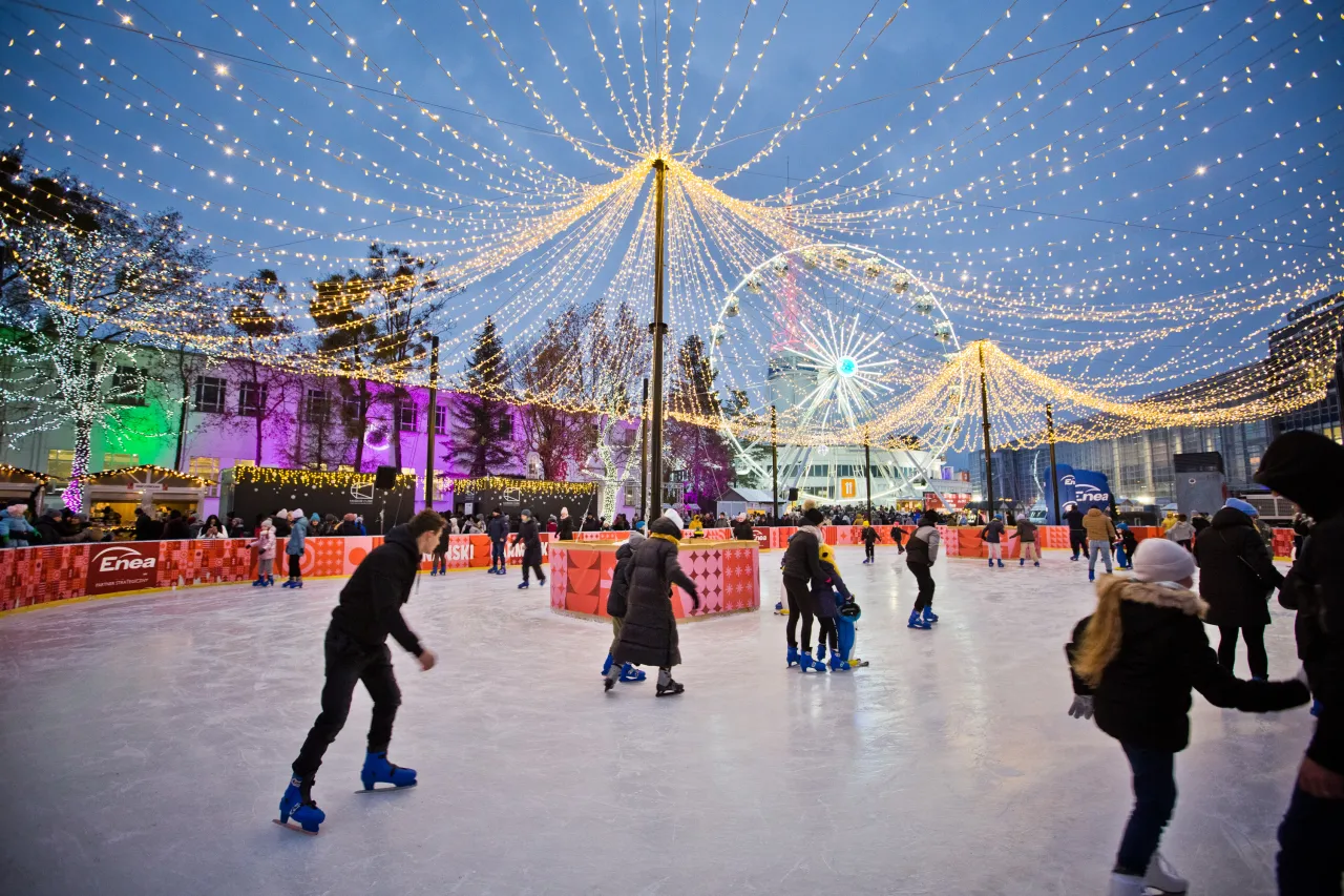 randka zimą lodowisko jarmark świąteczny