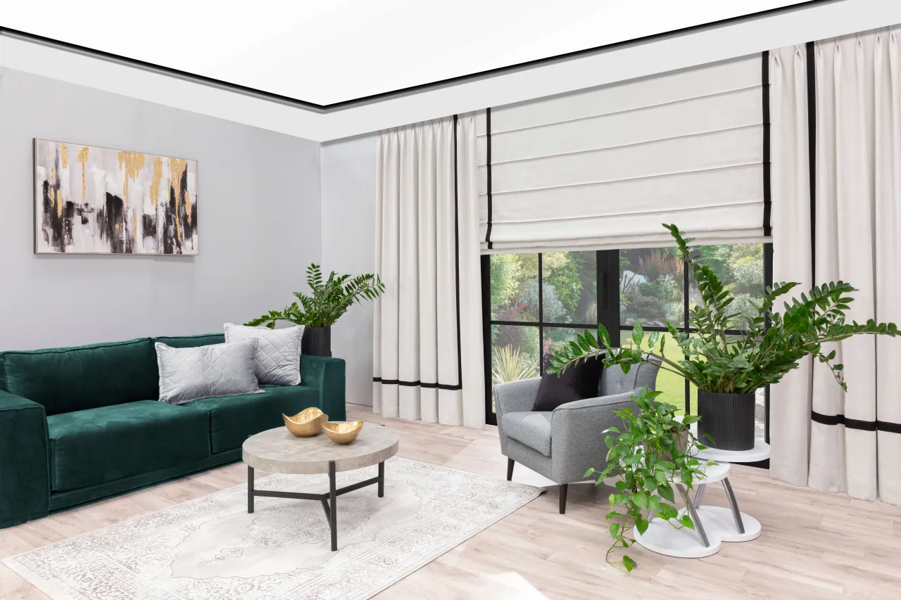 Rośliny doniczkowe w nowoczesnym salonie z szarymi ścianami