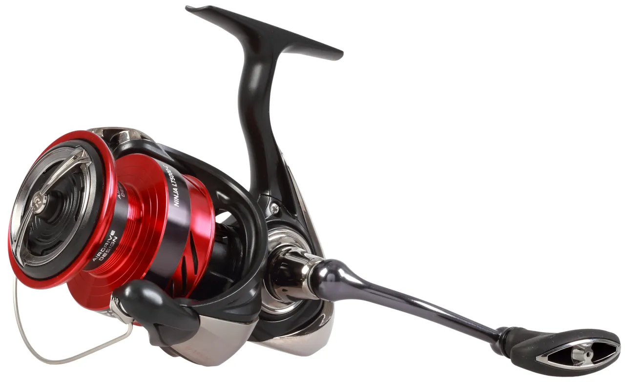 Elegancki, czerwono-czarny kołowrotek spinningowy Daiwa Ninja LT 5000-C, idealny do łowienia sum&oacute;w.