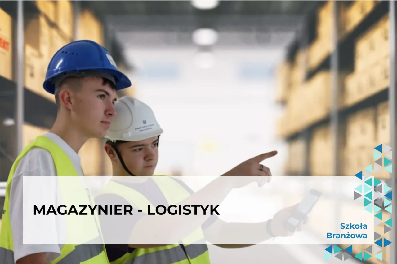 Dwóch młodych ludzi w kamizelkach odblaskowych i kaskach w magazynie. Jeden wskazuje palcem, drugi patrzy. Kod zawodu: magazynier - logistyk.