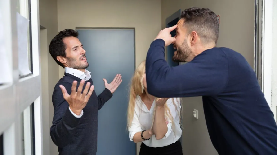 rozmowa sąsiad&oacute;w w bloku