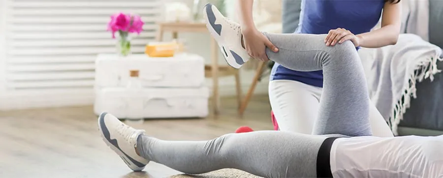 kobieta w wygodnym stroju sportowym fizjoterapia