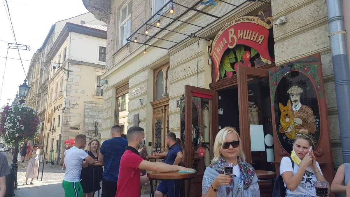 Lw&oacute;w ulica kawiarnia ludzie