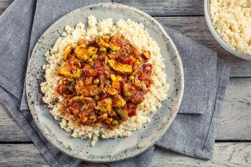 zdrowy posiłek z kuskusem i warzywami