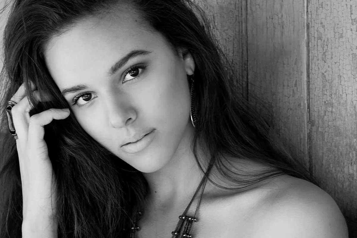 Kobieta z naturalnym makijażem permanentnym brwi ust i oczu