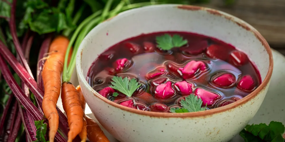 Różne rodzaje zup klarownych: rosół, barszcz czysty, consommé