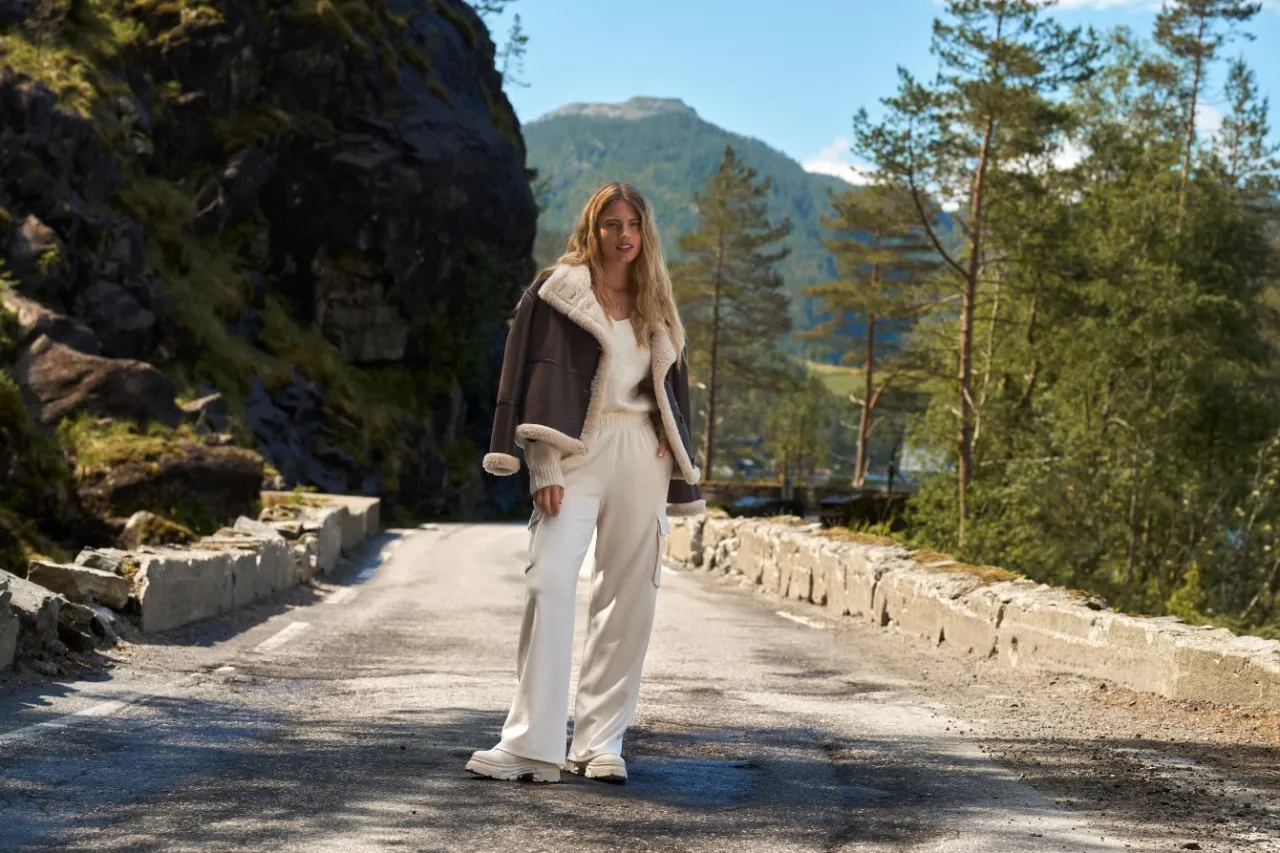 Sneakersy do jeans&oacute;w wide leg