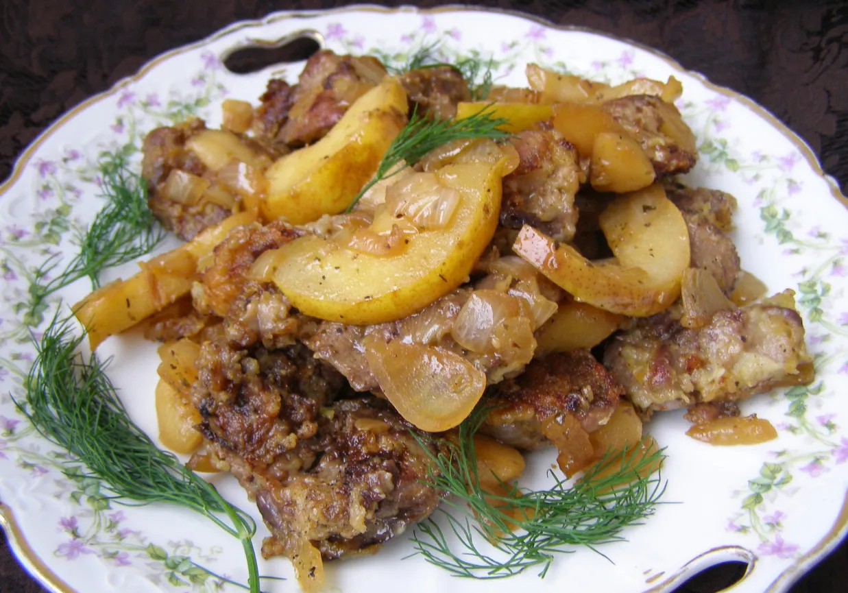 wątr&oacute;bka drobiowa z cebulką i jabłkiem