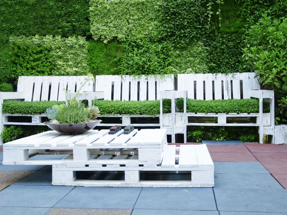 Krzesła z palet inspiracje do ogrodu i domu