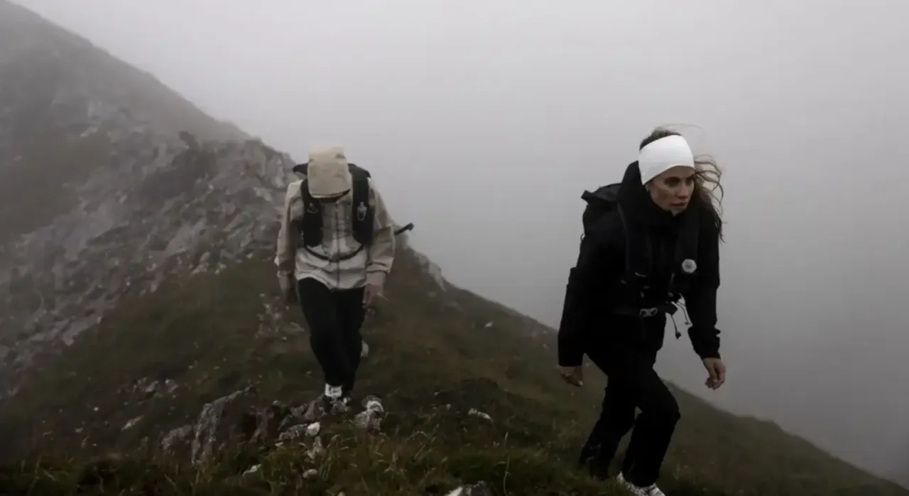 Turysta w burzy w g&oacute;rach