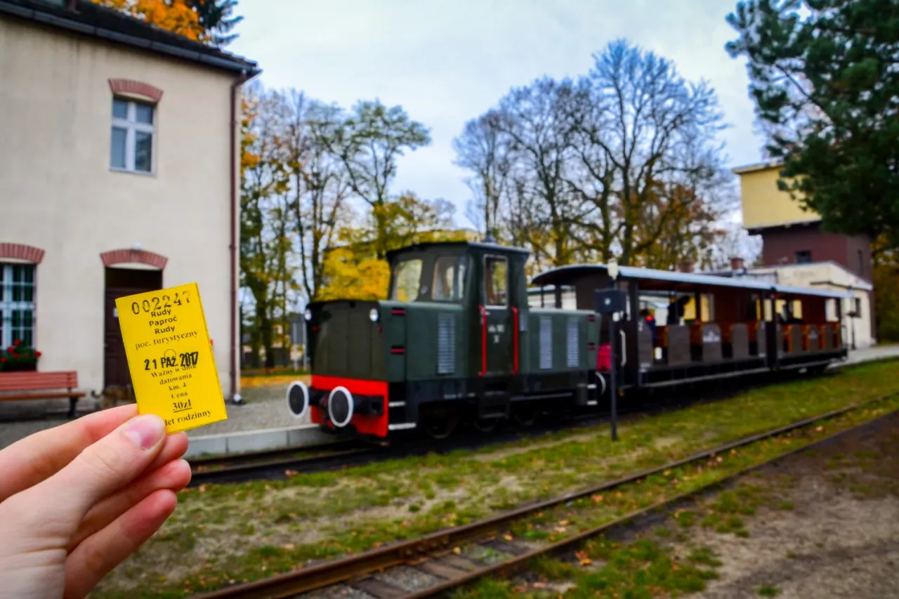 Zabytkowa Stacja Kolei Wąskotorowej w Rudach pociąg