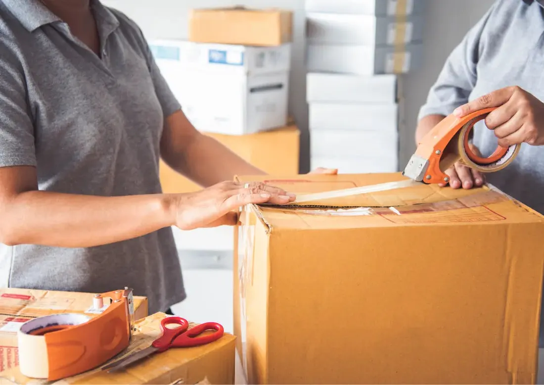 przygotowanie paczki do wysyłki kurierem