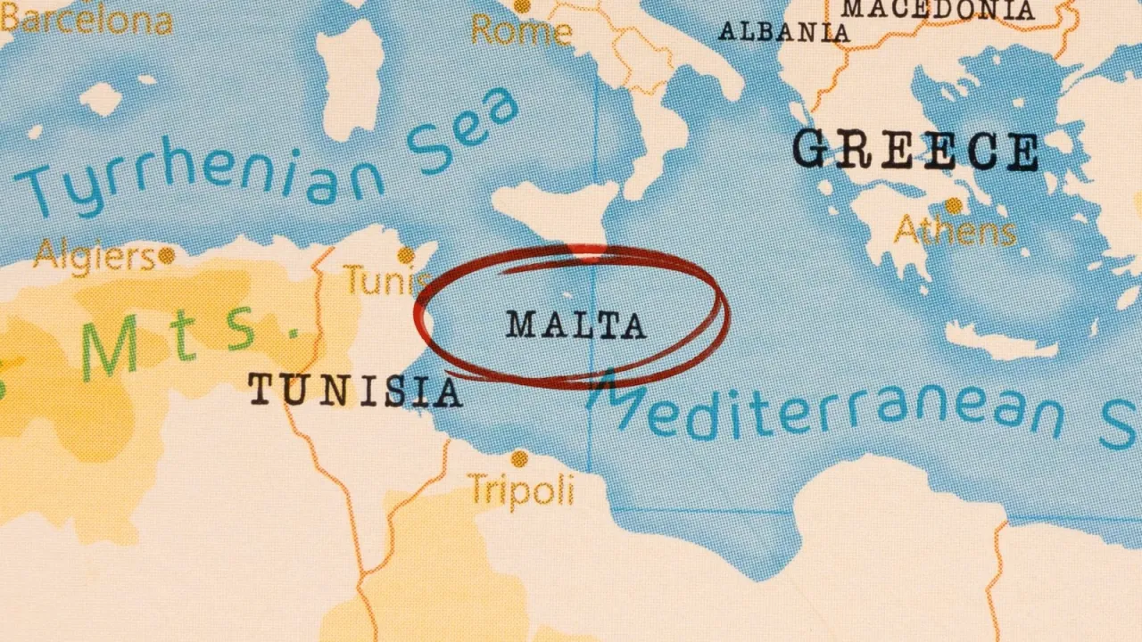 Mapa pokazuje, gdzie leży Malta, wyspa na Morzu Śr&oacute;dziemnym, między Włochami a Tunezją.