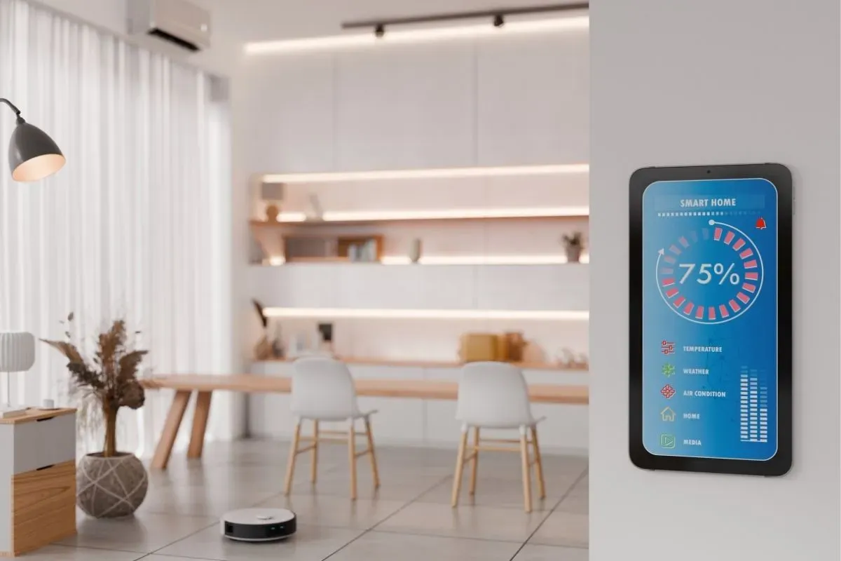 Nowoczesny salon z robotem sprzątającym i tabletem sterującym systemem inteligentnego domu.
