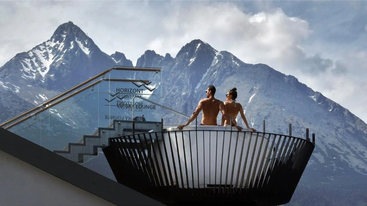 Basen infinity z widokiem na Tatry