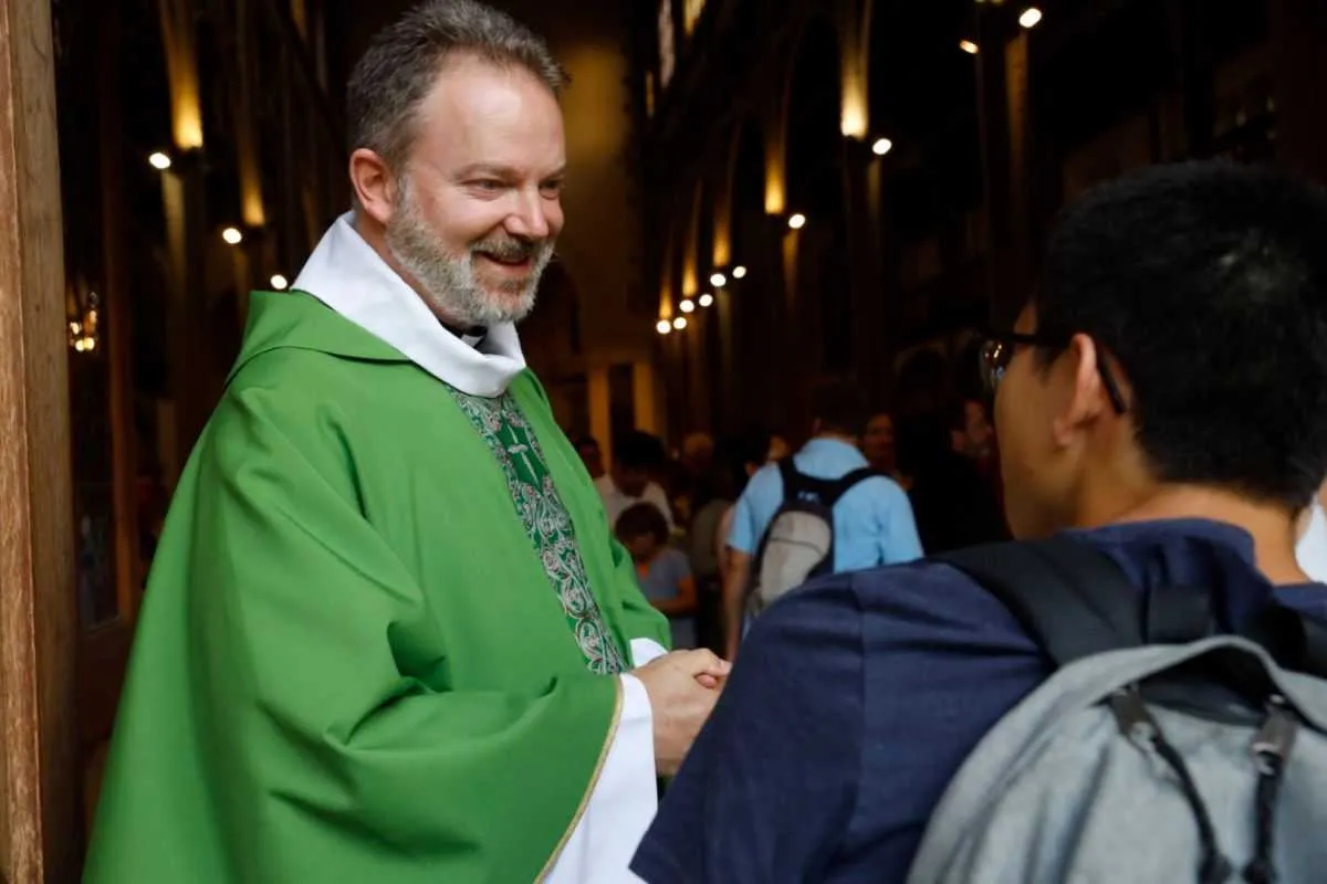 para rozmawiająca z księdzem w kancelarii parafialnej