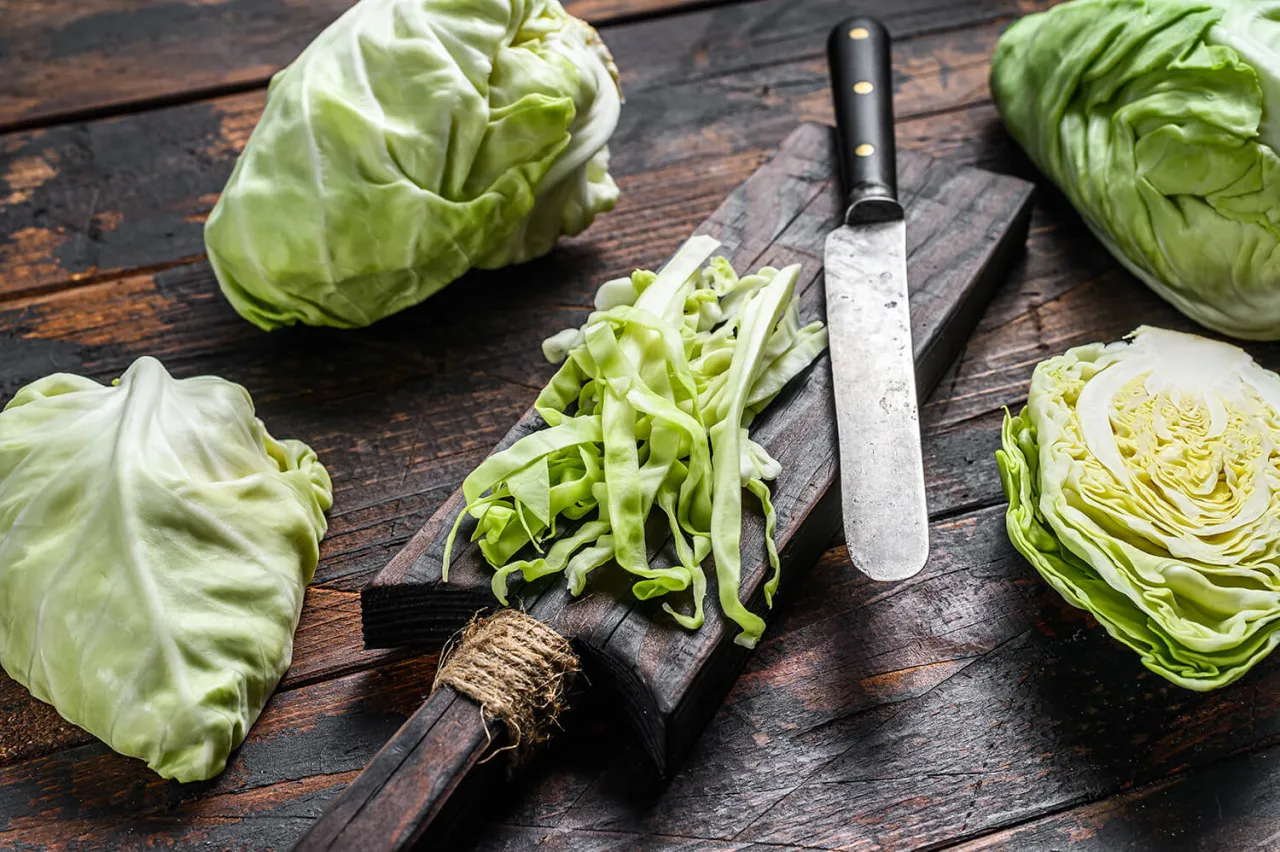 Spitzkohl schneiden und zubereiten