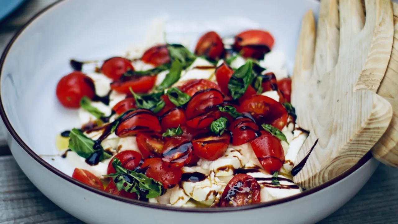Insalata Caprese original italienisch angerichtet