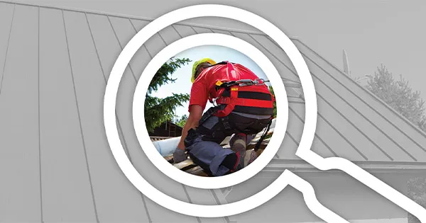 Dekarz na dachu montujący pokrycie