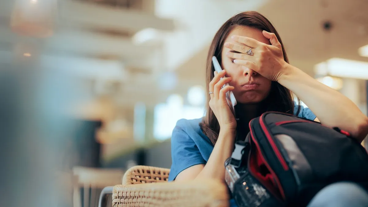 Kobieta czytająca umowę biura podróży z lupą