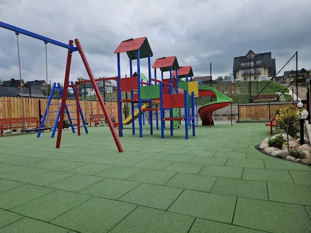 bezpieczny plac zabaw w ogrodzie strefy i nawierzchnie