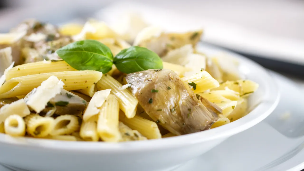 Pasta e carciofi alla pugliese impiattata