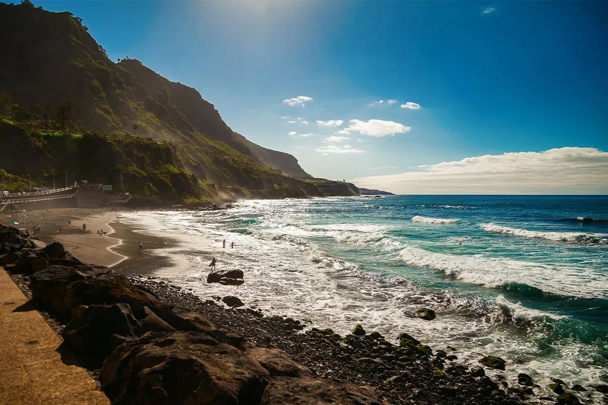 Plaże Oceanu Atlantyckiego Hiszpania klify surfing