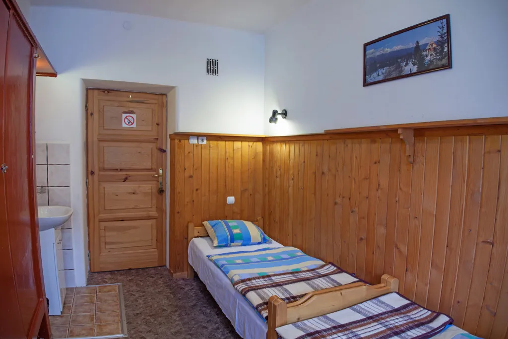 przykładowy cennik noclegów w schronisku górskim