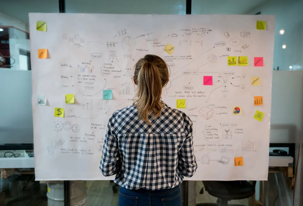 absolwent szukający pracy, młodzi ludzie na rynku pracy