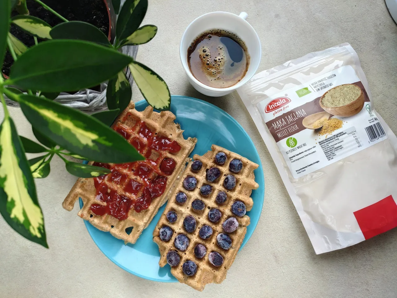 słoik z domową mąką jaglaną i pieczywo bezglutenowe