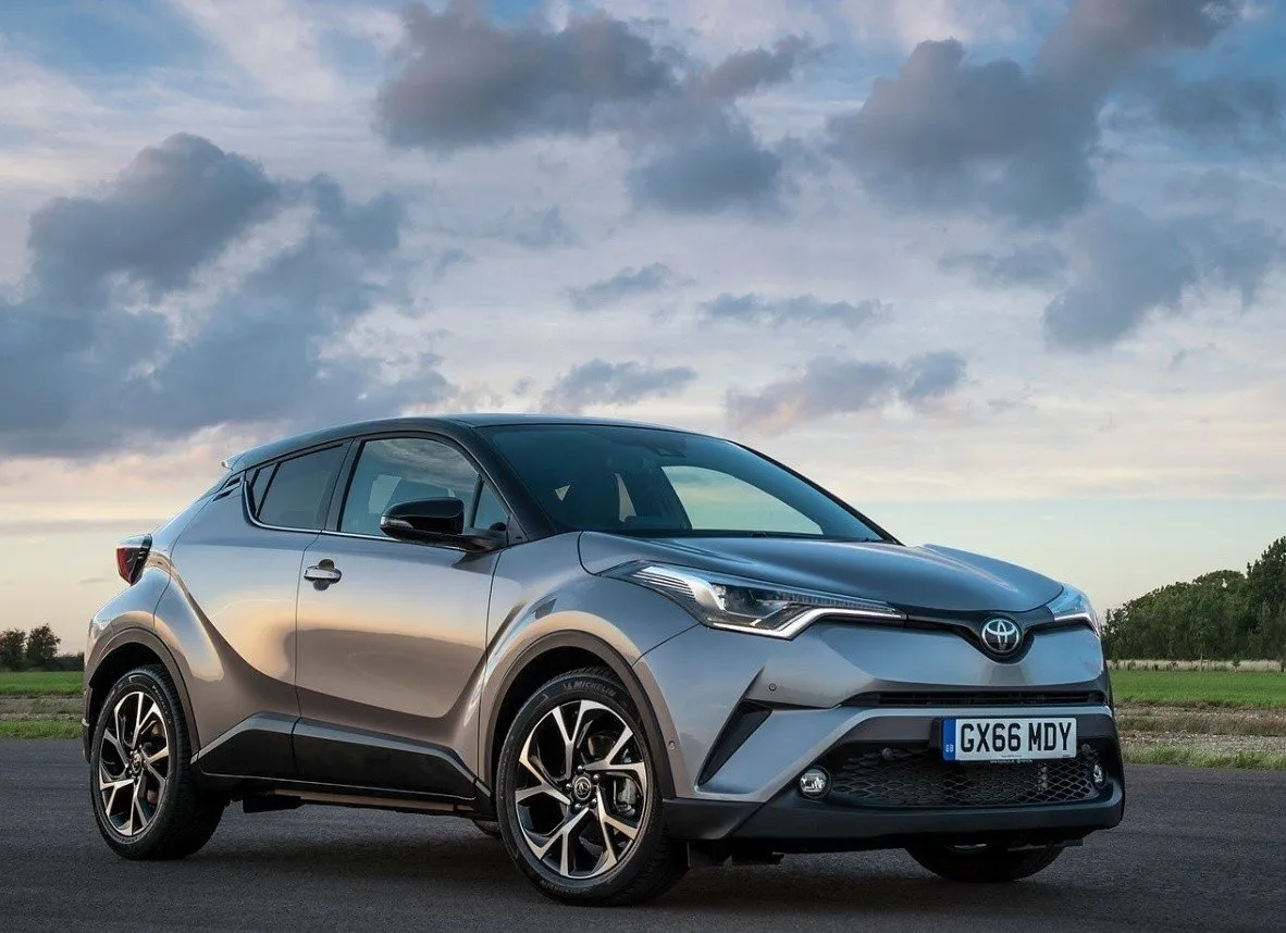 Toyota C-HR hybryda i benzyna por&oacute;wnanie silnik&oacute;w