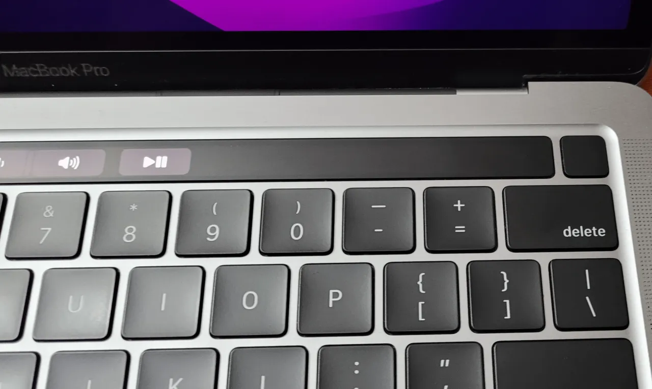 Klawiatura MacBook Pro. Dowiedz się, jak ustawić hasło na komputerze, aby chronić swoje dane.