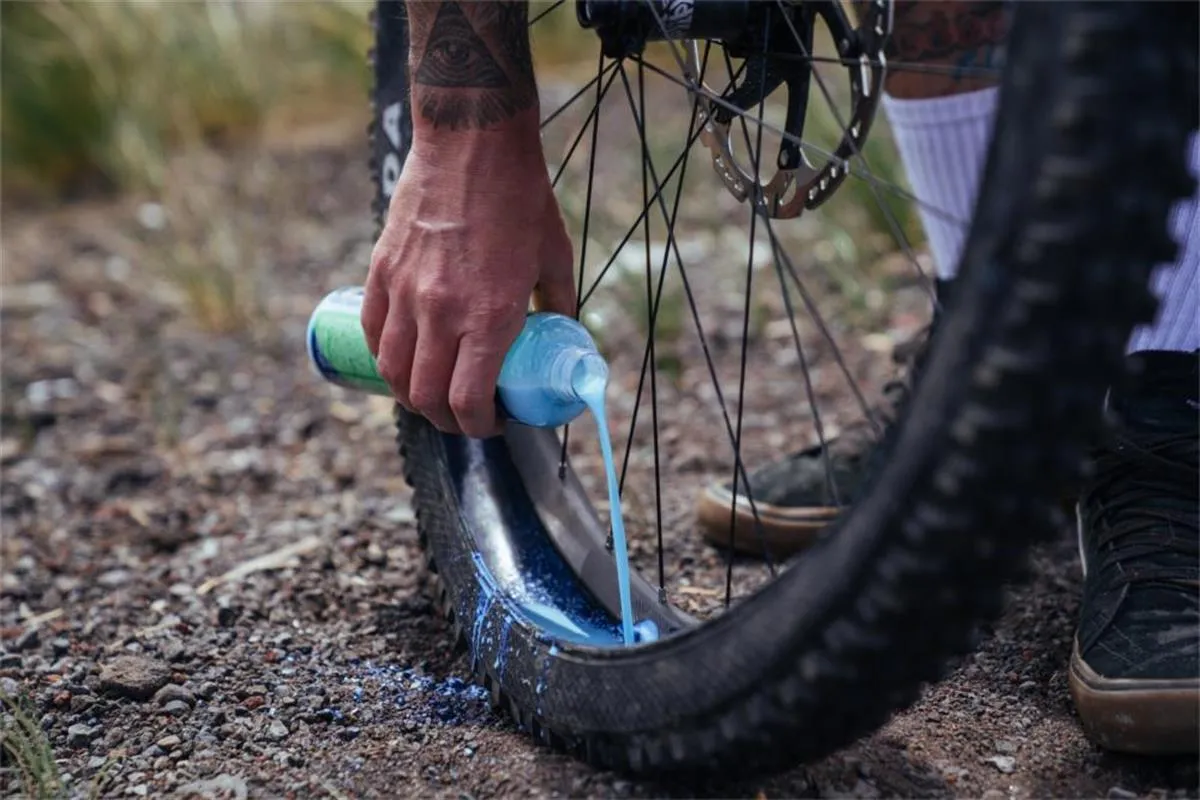 rowerzysta naprawia oponę tubeless